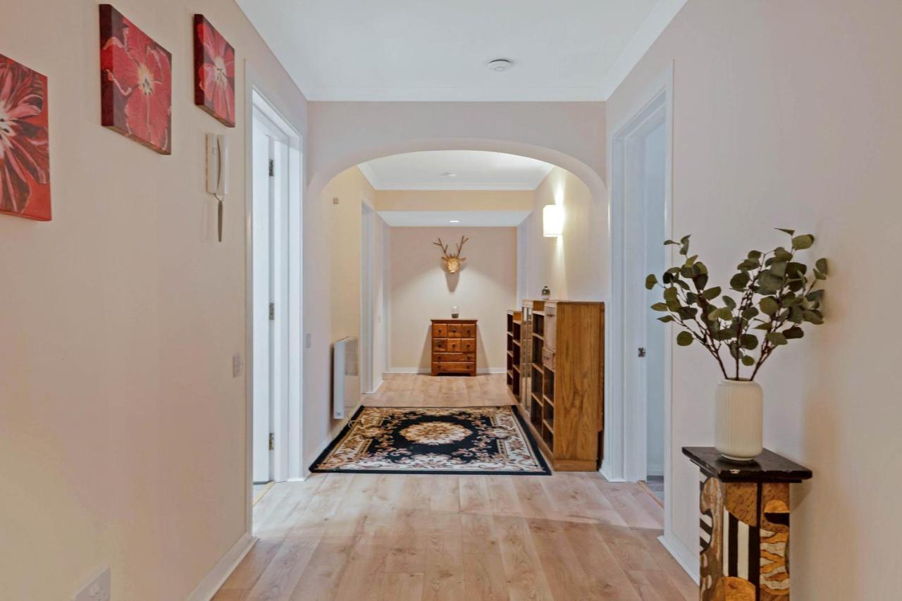 Elegant & Unique Getaway - Spacious 3 Bedroom, 2 Bathroom City Centre Apartment - Free Allocated Parking. Edimburgo Exterior foto